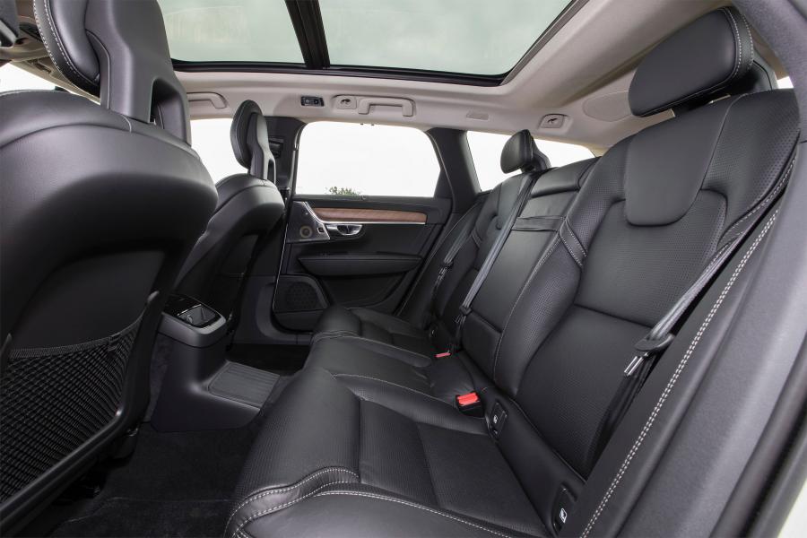 Интерьер Volvo V90 T8 Inscription 2017 года  (UK) (фото 7 из 28)